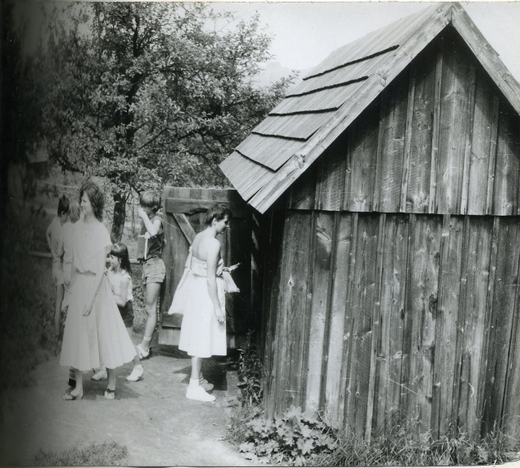 1986 - 21. 6. (Zájezd na Veselý kopec) (2) (640x577).jpg