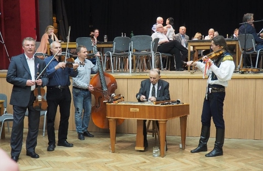 PB240517 (640x418).jpg
